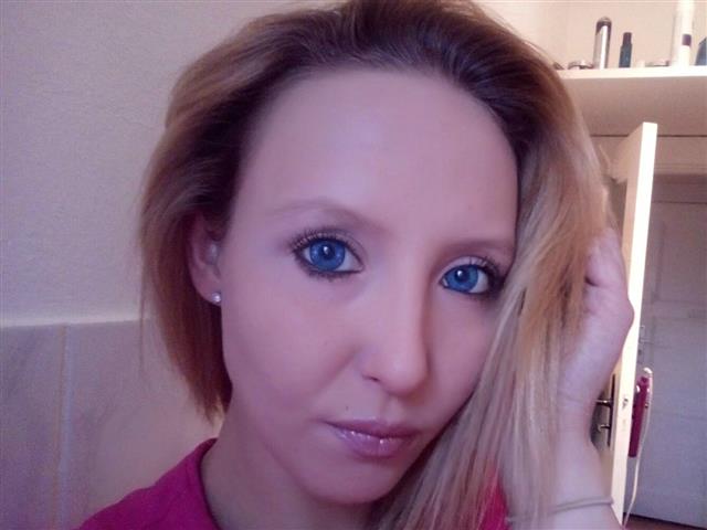 Junge Blondine aus Bensheim sucht Sex Kontakte