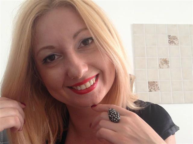 Blonde Milf aus KS sucht private Erotik Kontakte